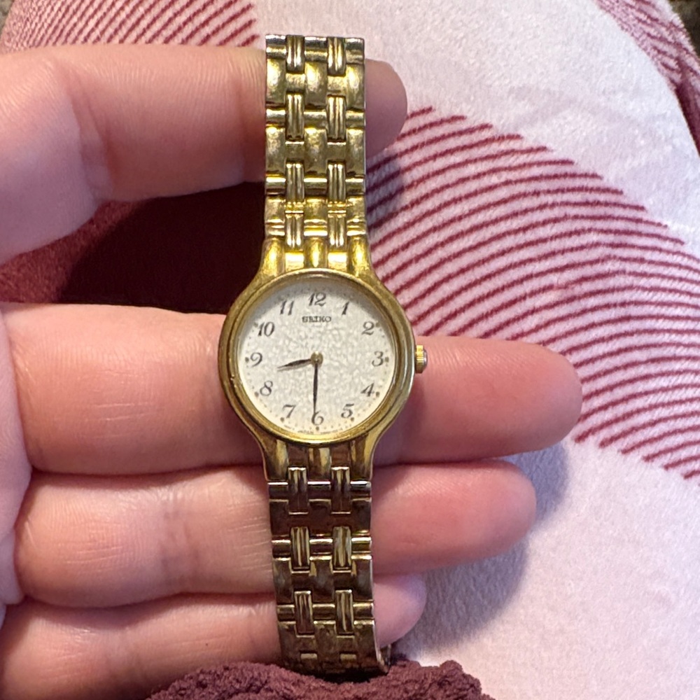 vintage Seiko women's gold-tone quartz watch with a bracelet band